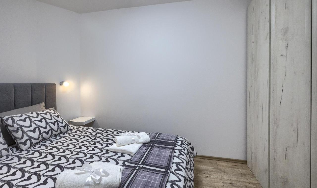 Studio Apartman Luka Pomer Exterior foto